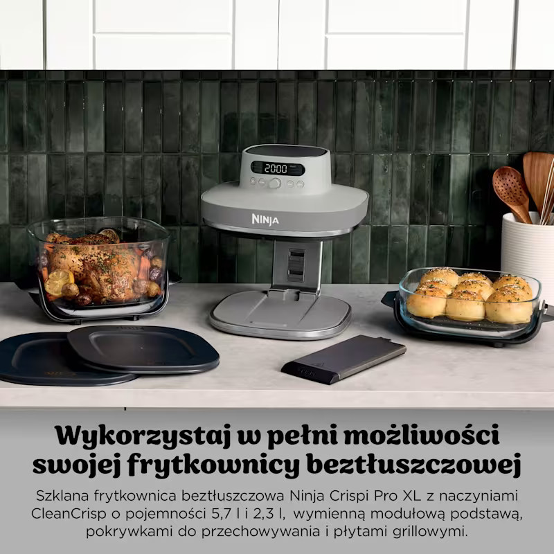 Frytkownica Ninja z pieczonym kurczakiem i bułeczkami na blacie.