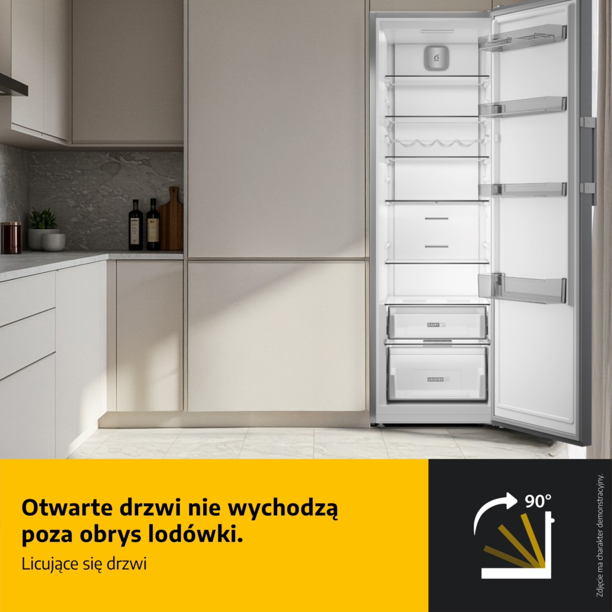 Otwarte drzwi nie wychodzą poza obrys lodówki. Lśniące drzwi.