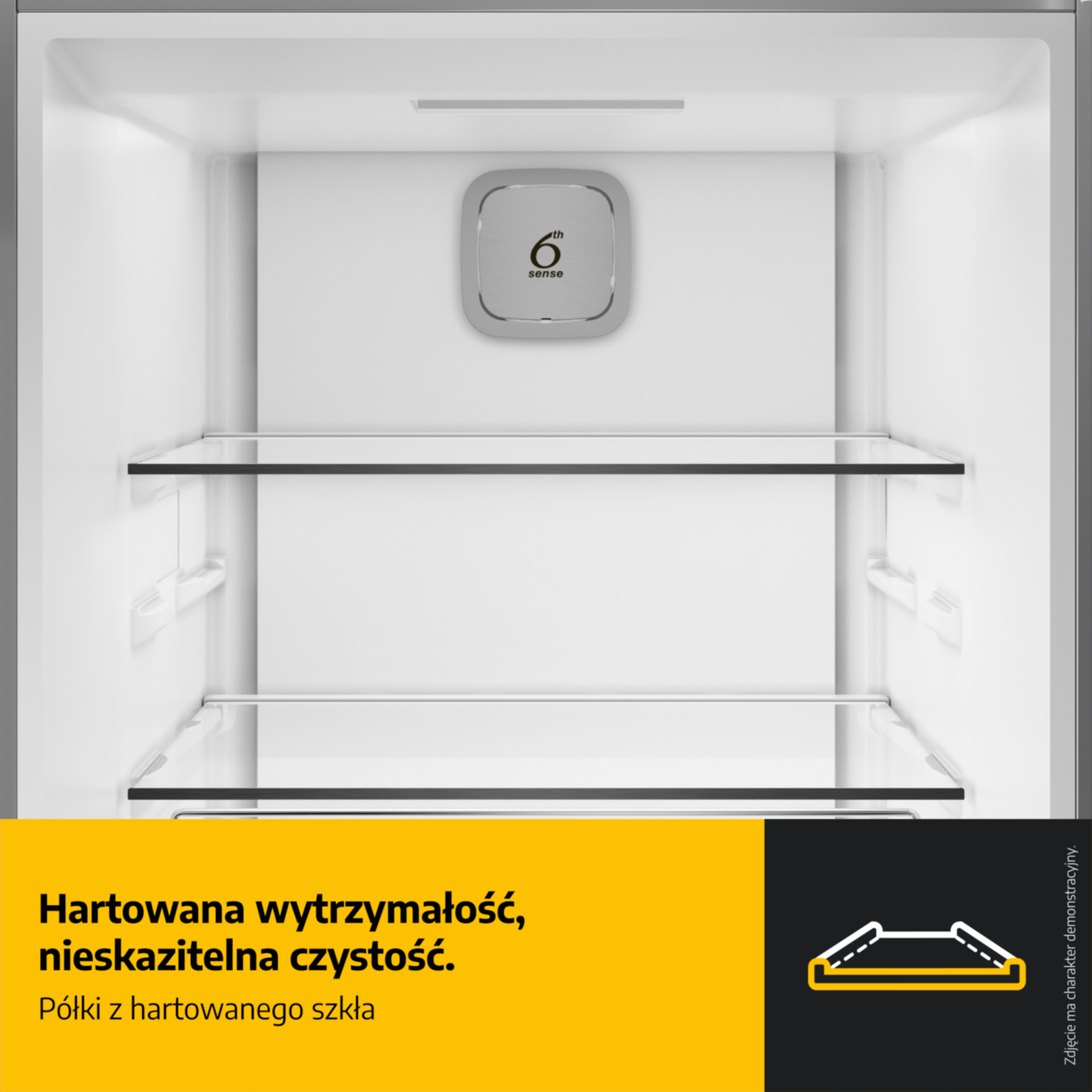 Wnętrze lodówki z dwoma szklanymi półkami i czujnikiem "6th Sense".