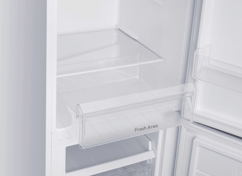 Üres hűtő belseje üvegpolcokkal és "Fresh Area" feliratú fiókkal.