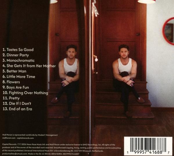 Mann in weißem Tanktop sitzt auf Treppen, Album-Trackliste daneben.
