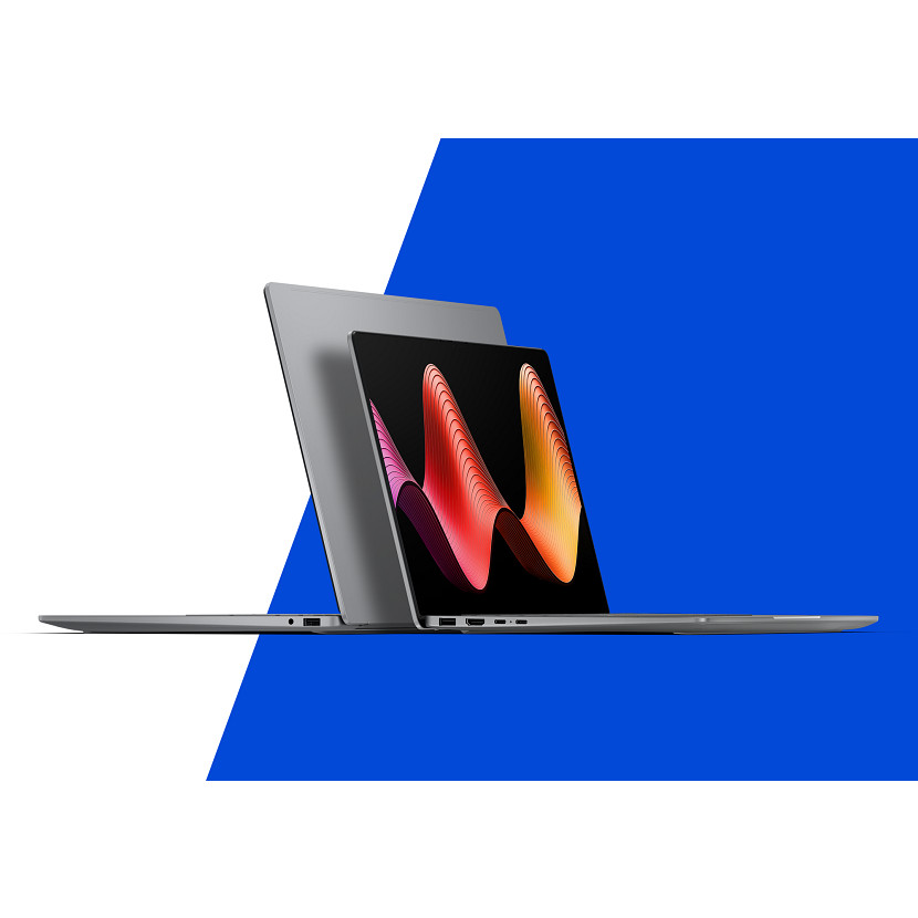 Dwa szare laptopy obok siebie na niebiesko-białym tle. Jeden jest otwarty.