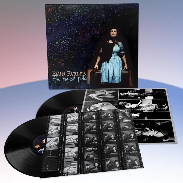 Vinyl-Schallplatte und Hülle mit Frau, die zwei Koffer trägt. Mehrere Fotos sind zu sehen.
