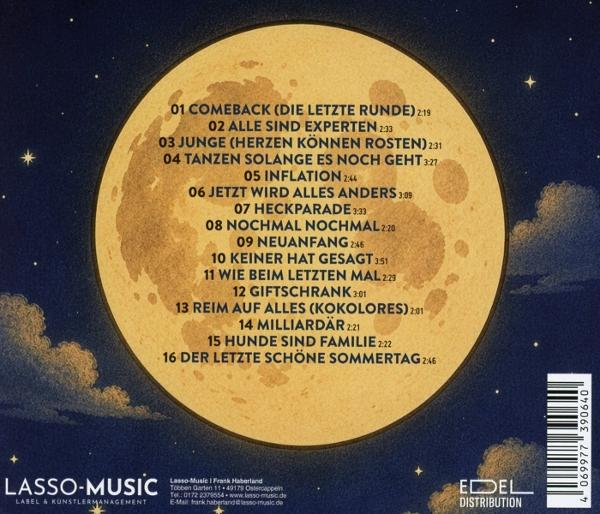 Großer gelber Mond mit Songliste auf dunklem Nachthimmel mit Sternen.