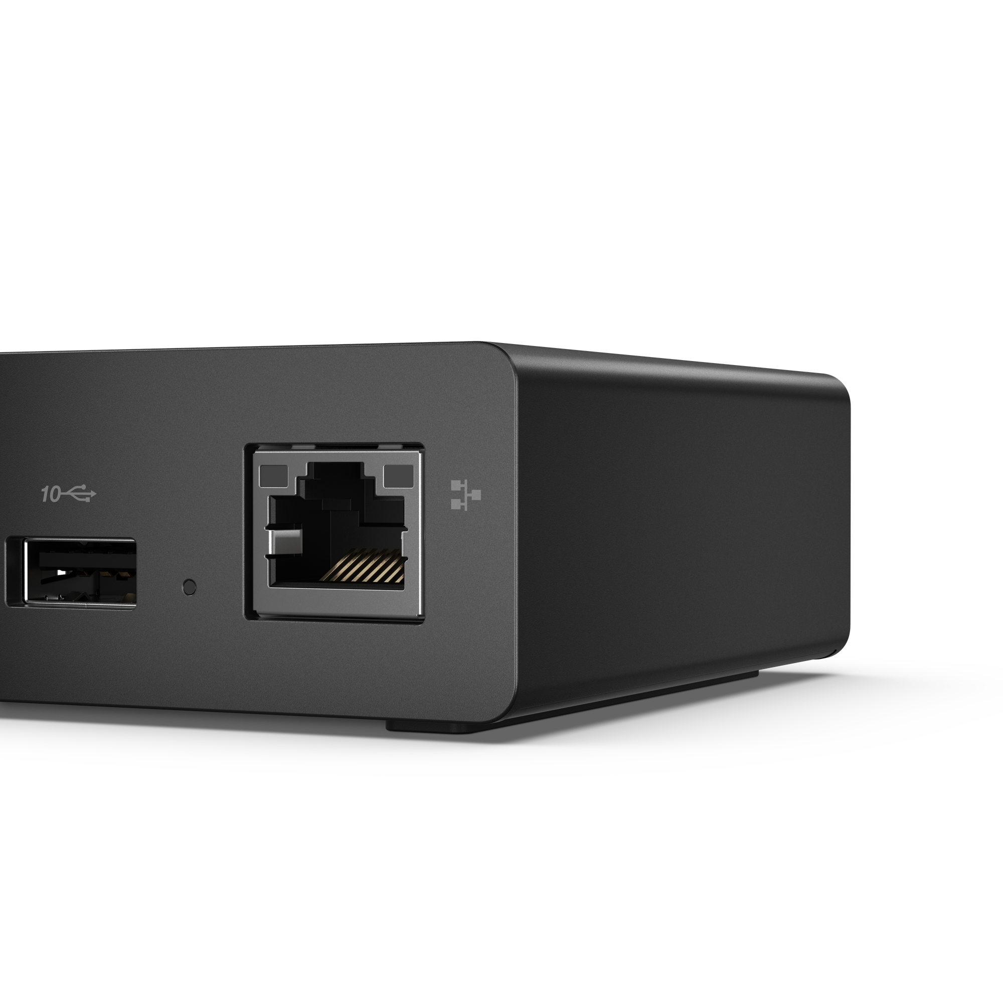 Dispositivo negro con puertos USB y Ethernet. Vista de cerca.