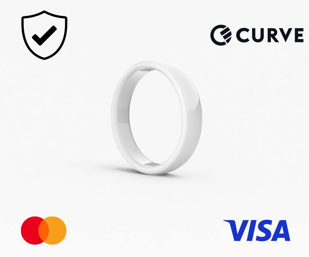 Egy fehér gyűrű Curve logóval, pipás pajzsal és bankkártya logókkal.