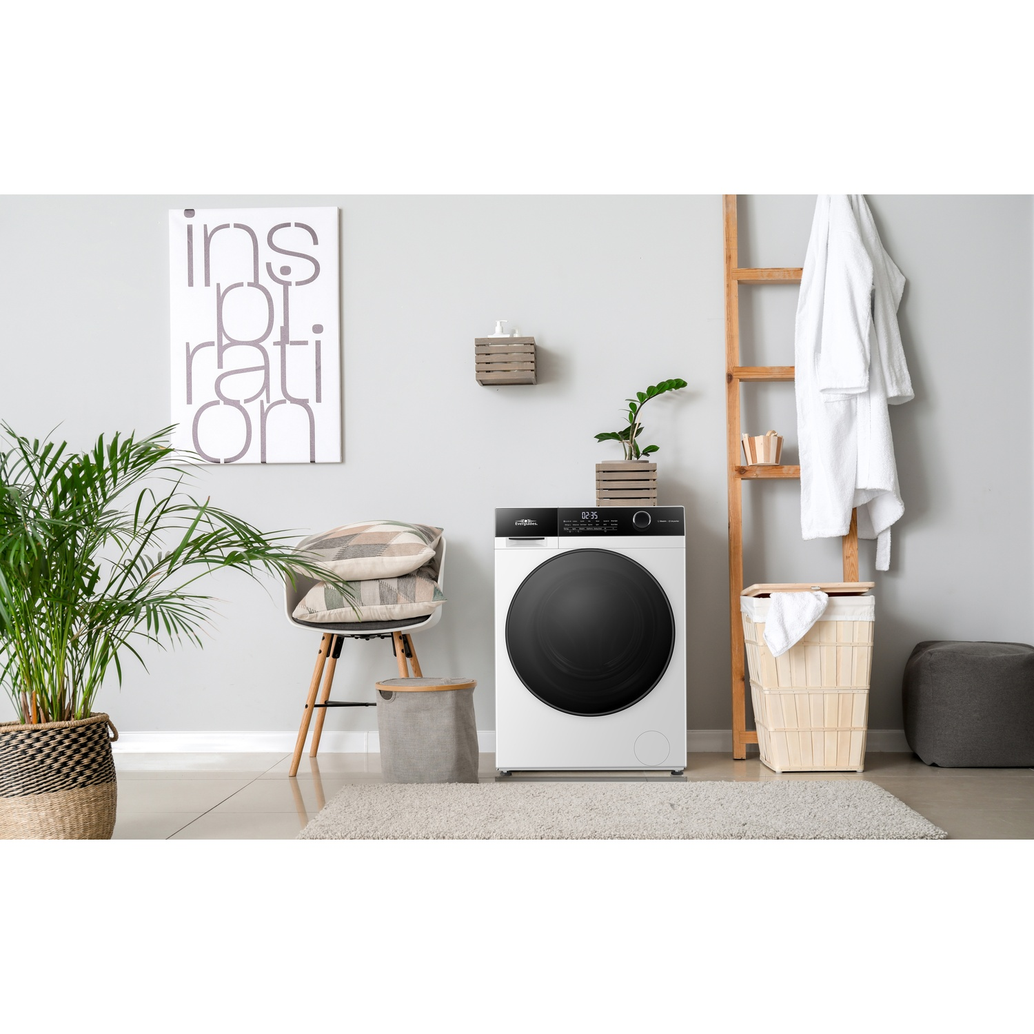 Une buanderie moderne avec machine à laver, panier à linge et peignoir.