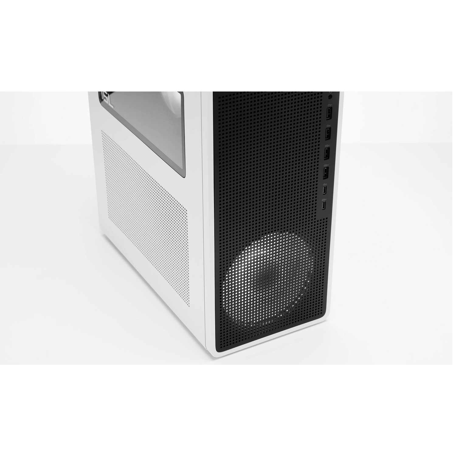 Witte computertoren met zwart voorpaneel, USB-poorten en een grote ventilator.