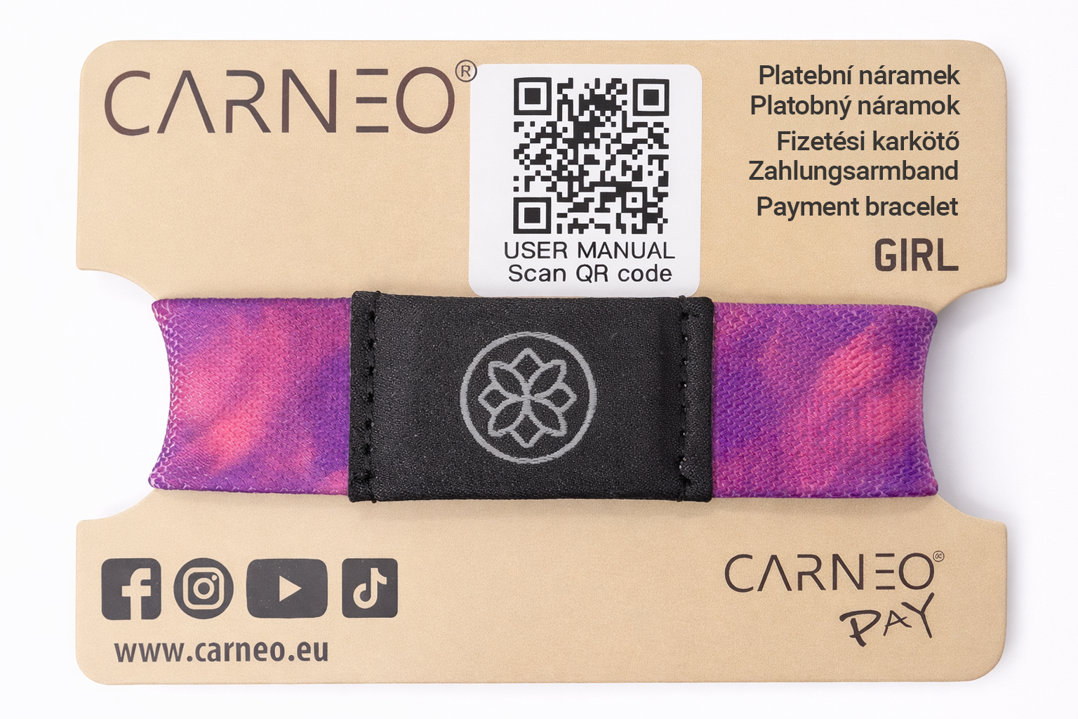 Lila-rózsaszín tie-dye karkötő QR kóddal és CARNEO logóval a csomagoláson.