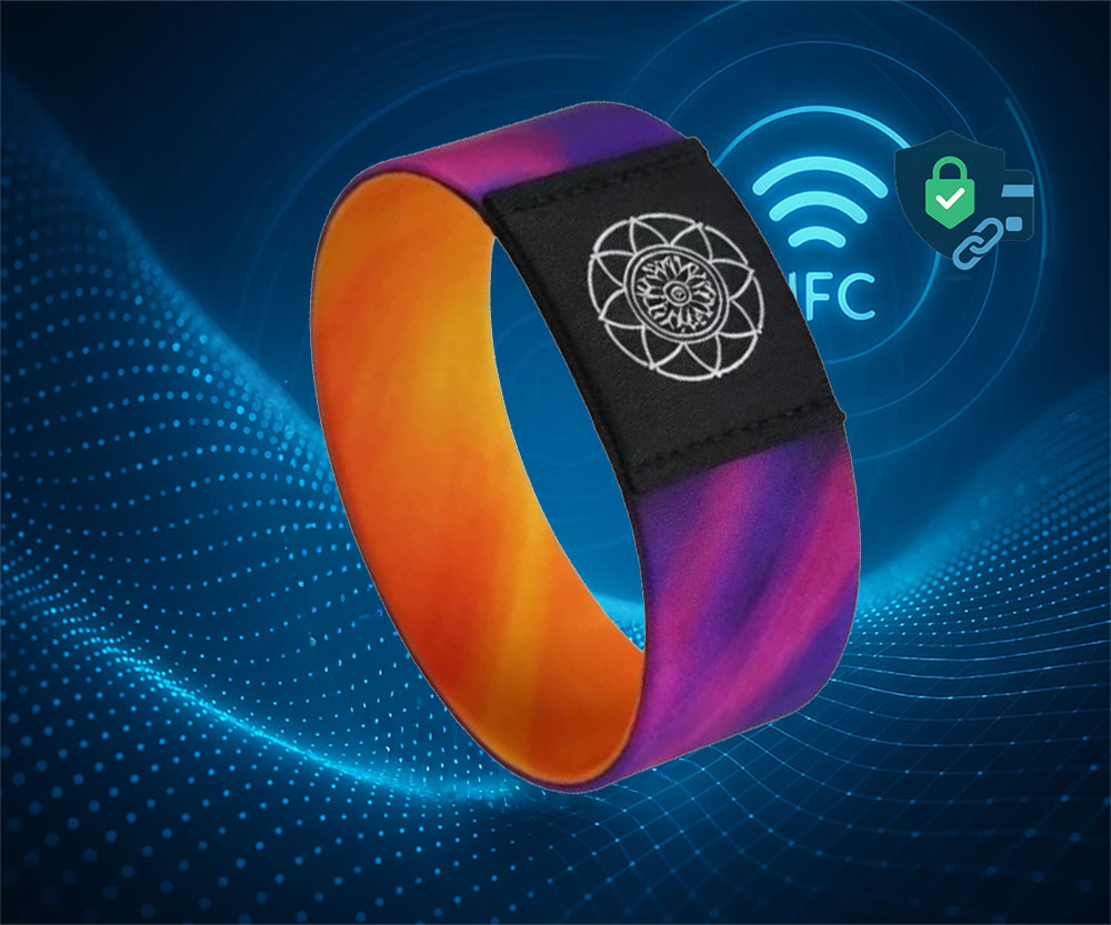 Narancssárga, lila és ibolya színátmenetes karkötő, szimbólummal és NFC logóval.
