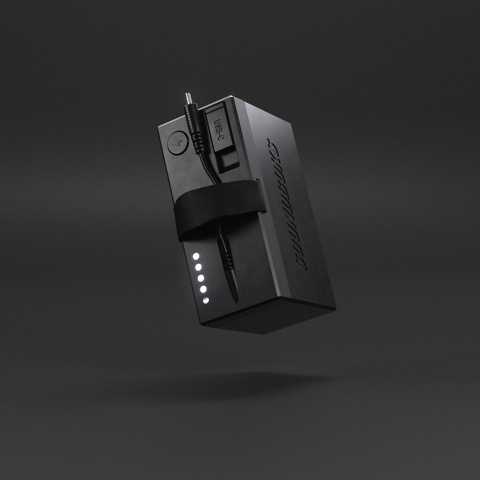 Schwarzer Akku mit USB-C-Anschluss, Kabel und vier leuchtenden LEDs.