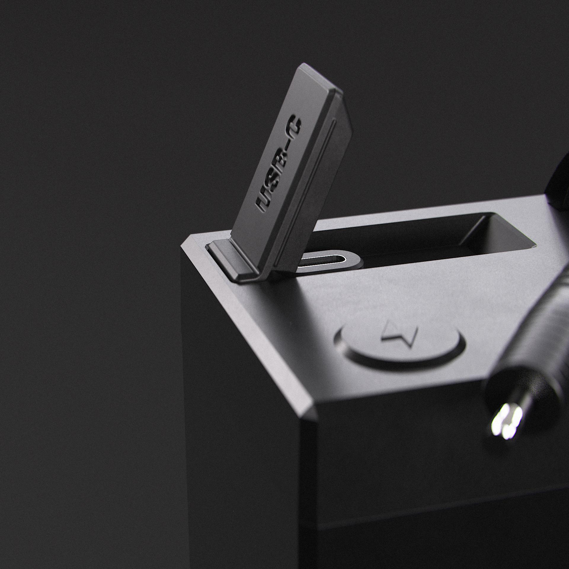 Ein grauer USB-C-Adapter steckt in einer schwarzen Dockingstation mit Kabel.