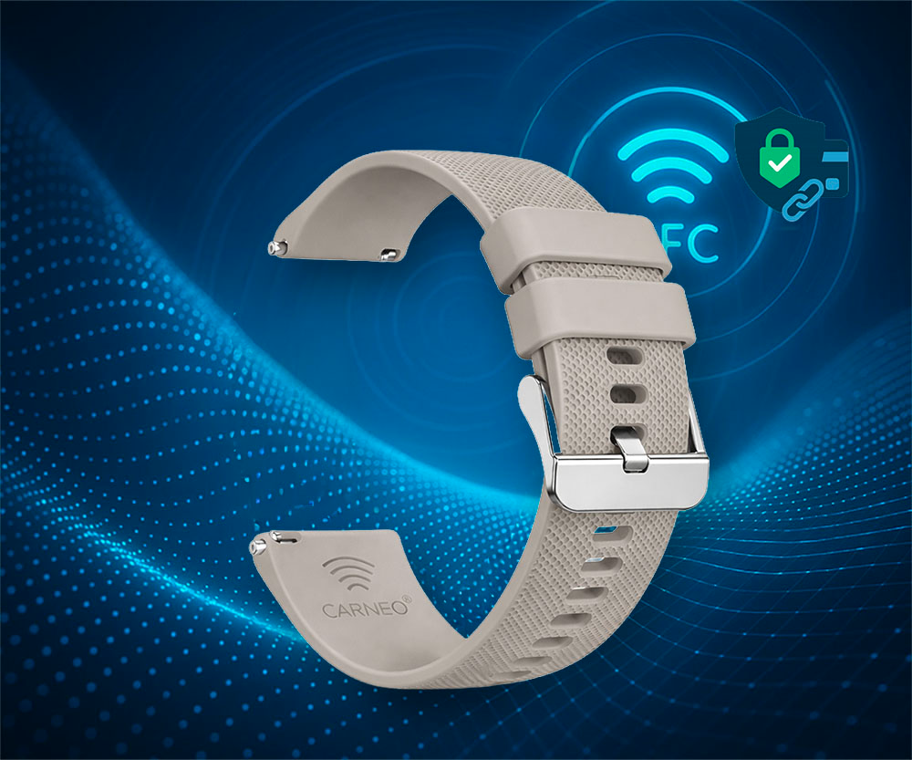 Egy bézs óraszíj ezüst csattal, kék háttéren NFC szimbólummal.