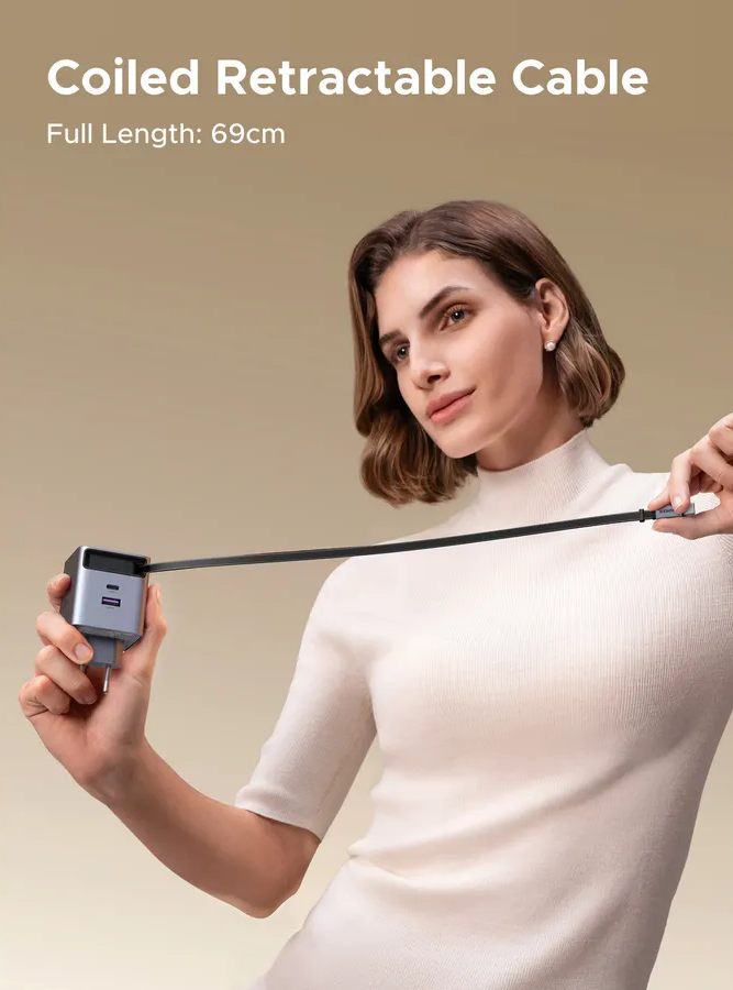 Una donna tiene un cavo di ricarica retrattile con due porte USB.