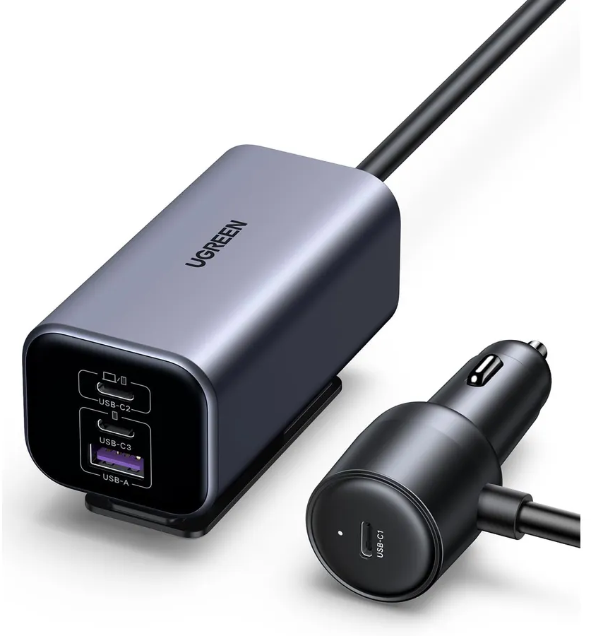 Ein grauer UGREEN USB-Autoladegerät mit zwei USB-C- und einem USB-A-Anschluss.