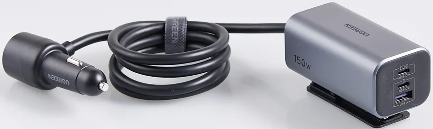 Grauer USB-C Ladeadapter mit schwarzem Kabel und Kfz-Stecker.