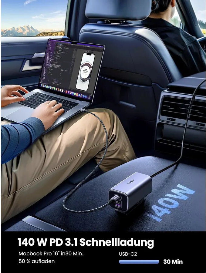Ein Laptop wird im Auto geladen, mit einem 140W PD-Ladegerät.