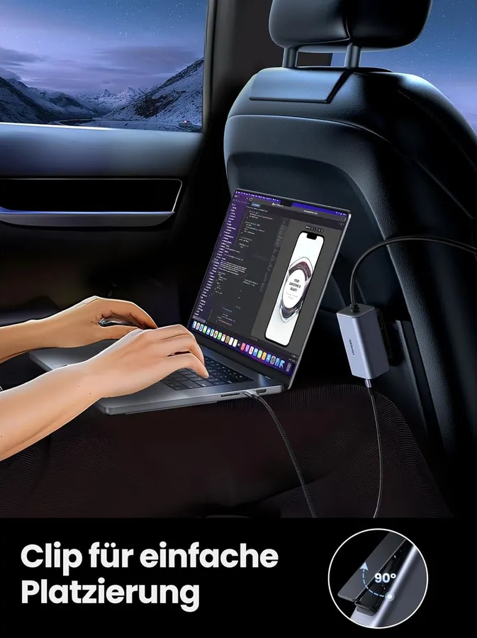 Person tippt auf Laptop im Auto, mit Blick auf Berge bei Nacht.