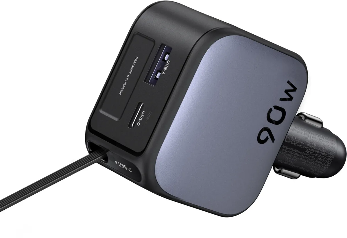 Un caricabatterie per auto USB-C nero e grigio da 90W con due porte e cavo.