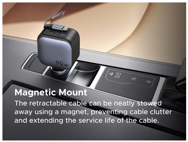 Un caricabatterie per auto nero da 90W con cavo USB-C collegato, nella console di un'auto.