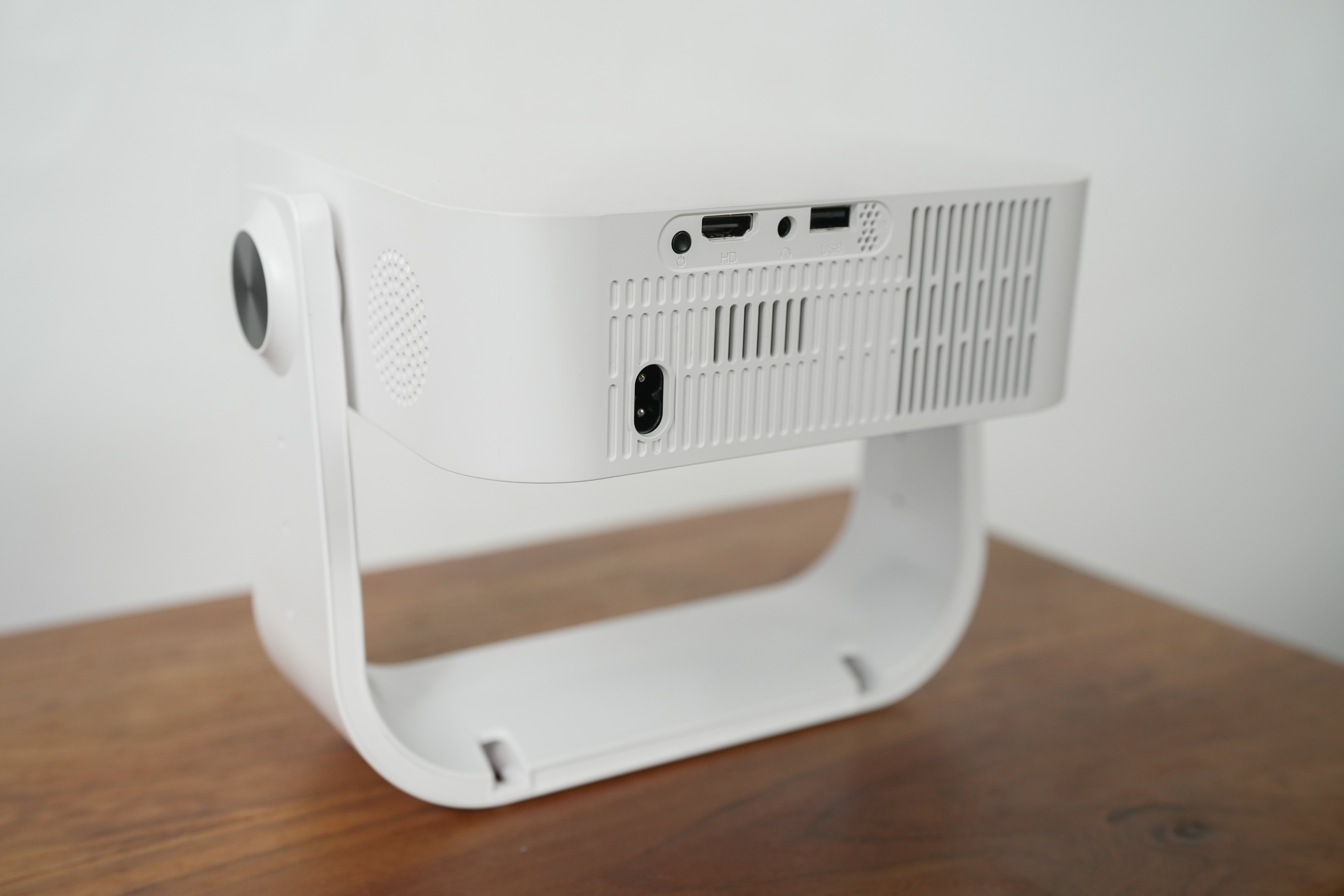 Weiße Projektorrückseite mit Anschlüssen: HDMI, USB und Strom.