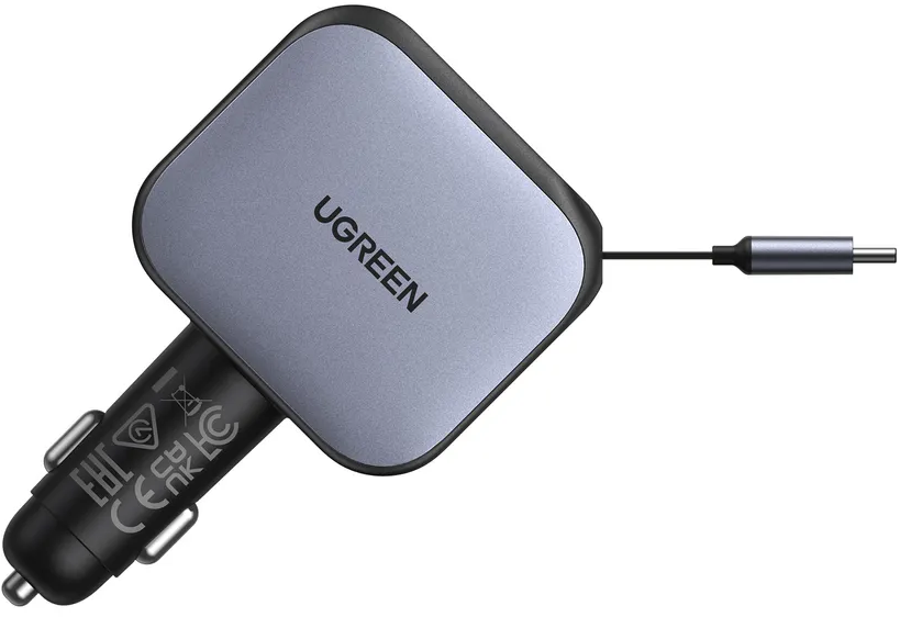 Adattatore caricabatterie auto UGREEN nero con cavo USB-C su sfondo bianco.