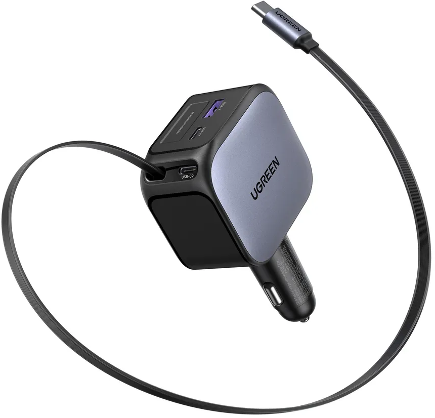 Un adattatore per auto UGREEN nero con cavo USB-C avvolto attorno.