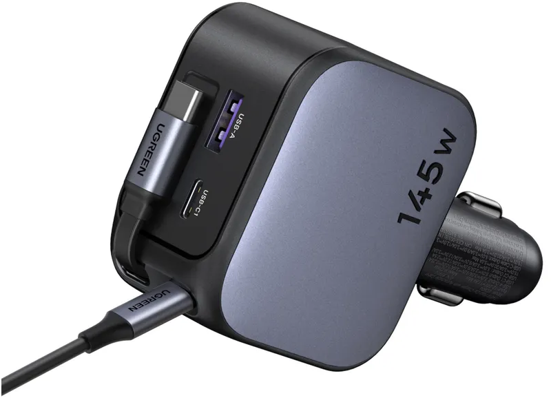 Un caricabatterie USB-C per auto nero e grigio con due porte USB e 145W.