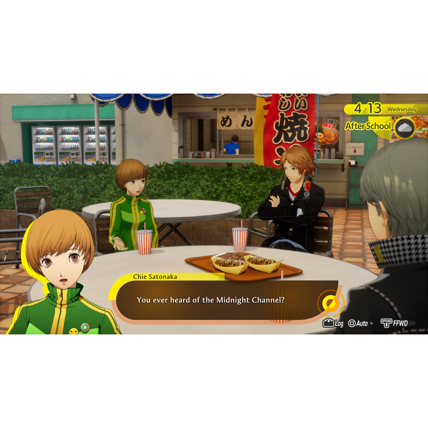 Vier anime-personages zitten aan een buitentafel met eetstalletjes op de achtergrond.