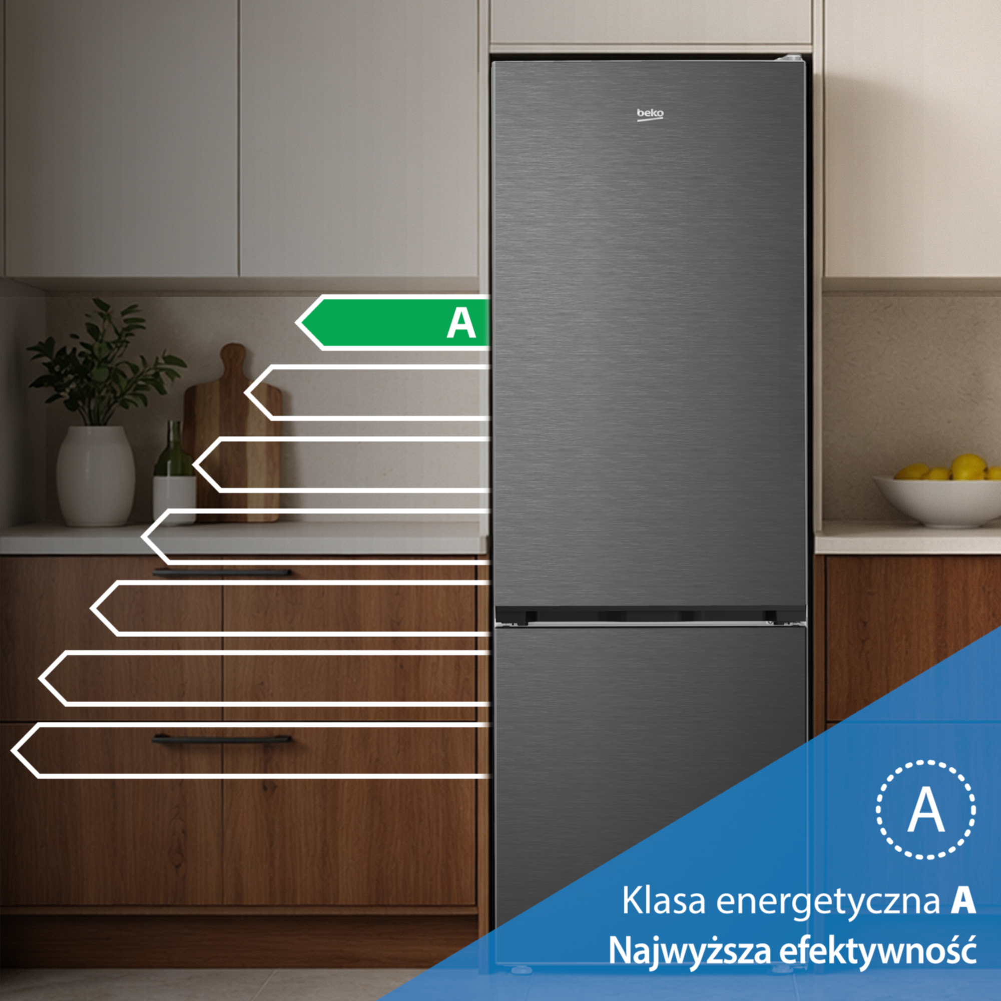 Szara lodówka z klasą energetyczną A w nowoczesnej kuchni z drewnianymi szafkami.