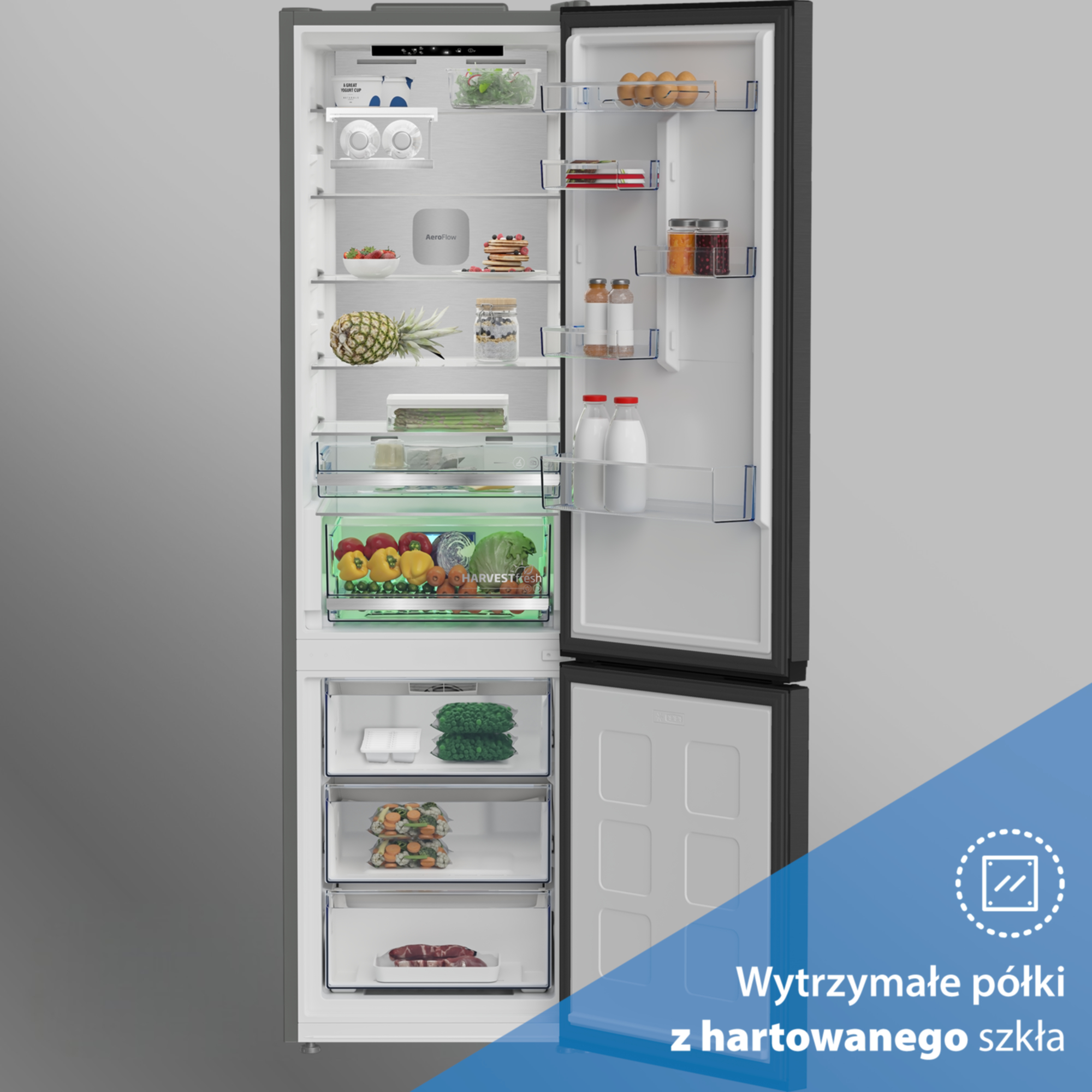 Otwarta lodówka z owocami, warzywami, jajkami, jogurtem i słoikami.