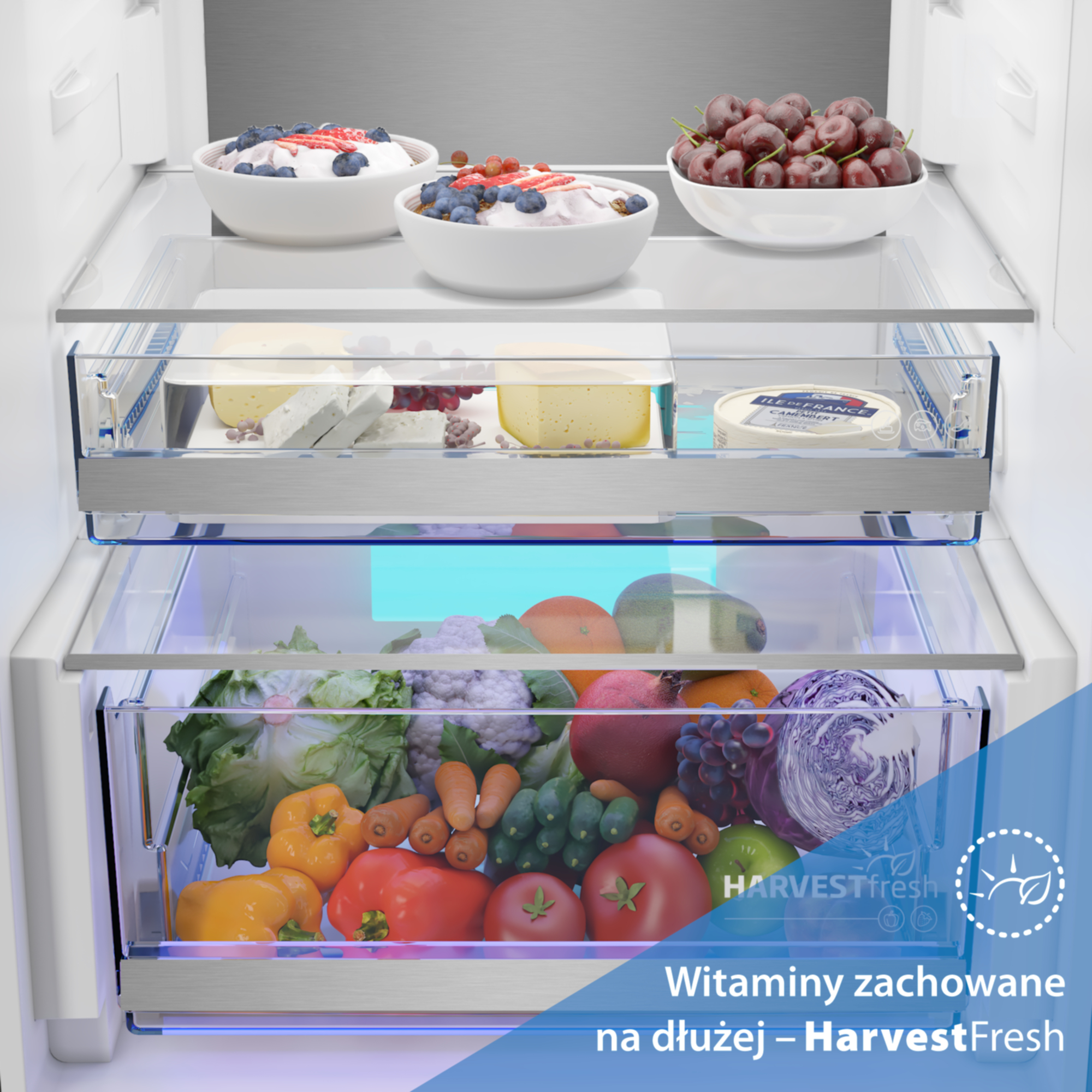 Wnętrze lodówki z owocami i warzywami: jagody, wiśnie, ser, papryka, marchew, sałata.