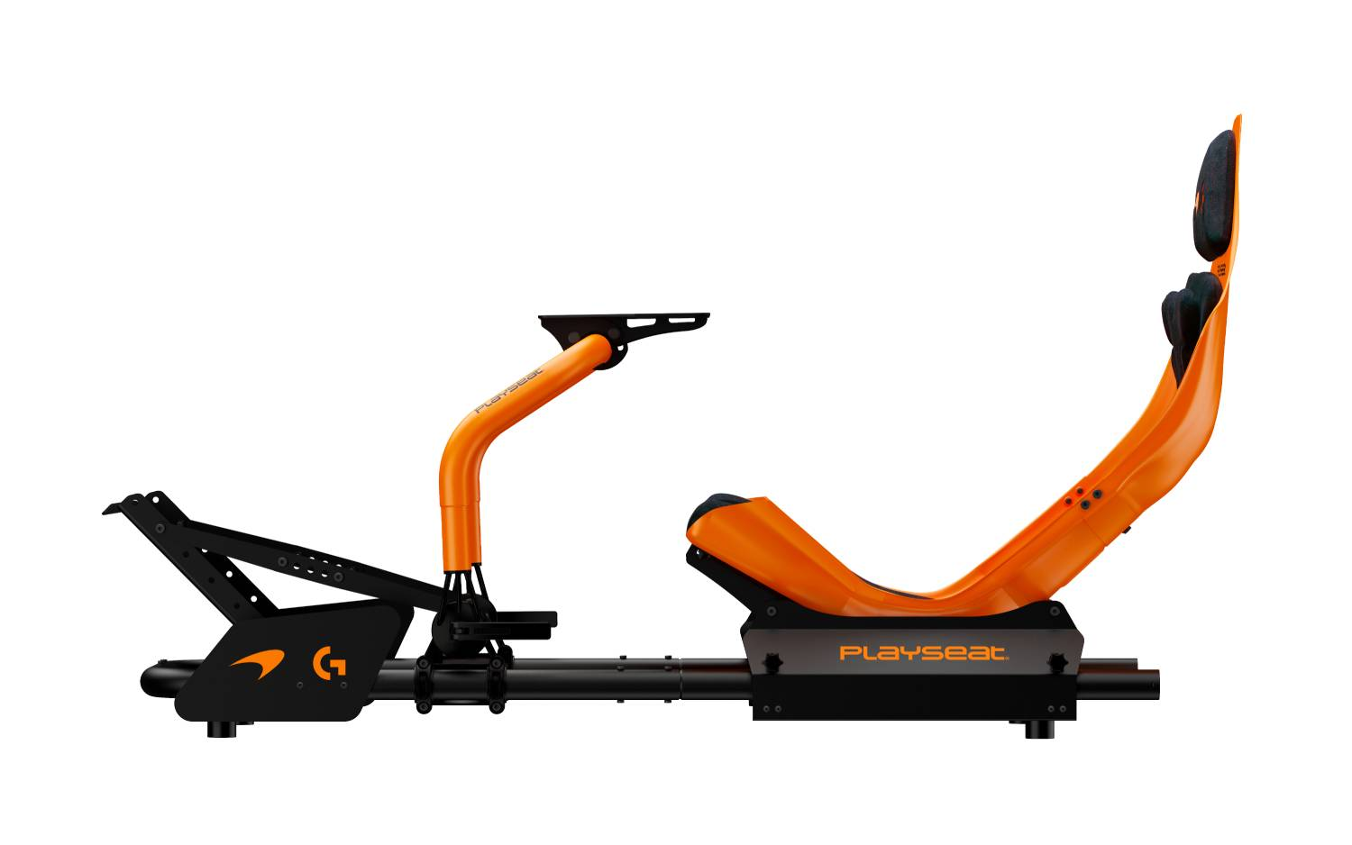 Un simulador de carreras naranja con estructura y asiento negros.