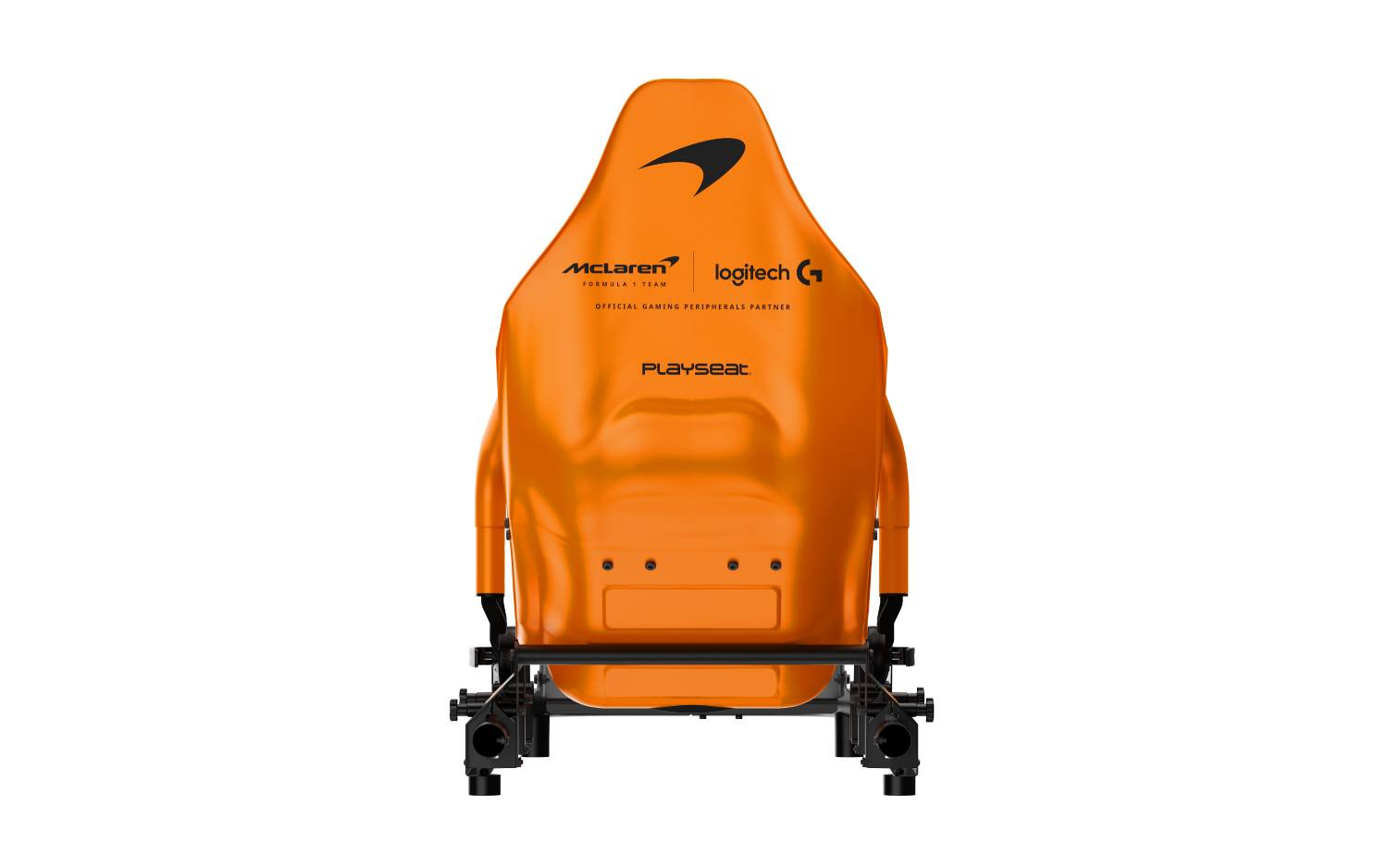 Una silla de juego de carreras naranja con logotipos de McLaren y Logitech en la espalda.