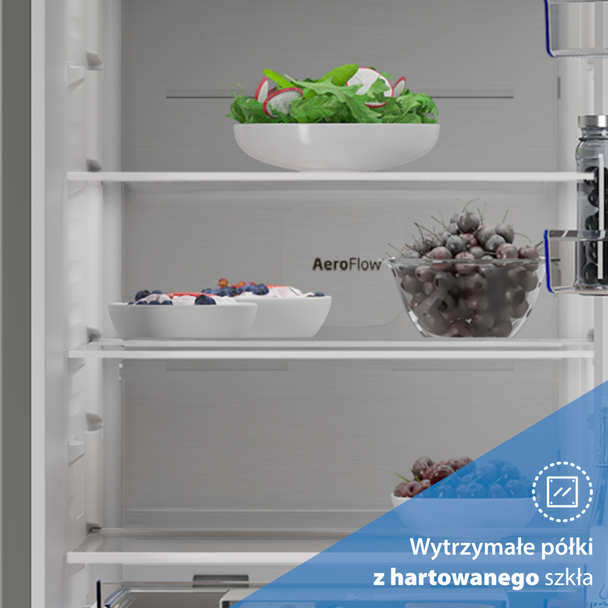 Wewnątrz lodówki, półki z sałatką, jagodami i wiśniami. Technologia Aeroflow.