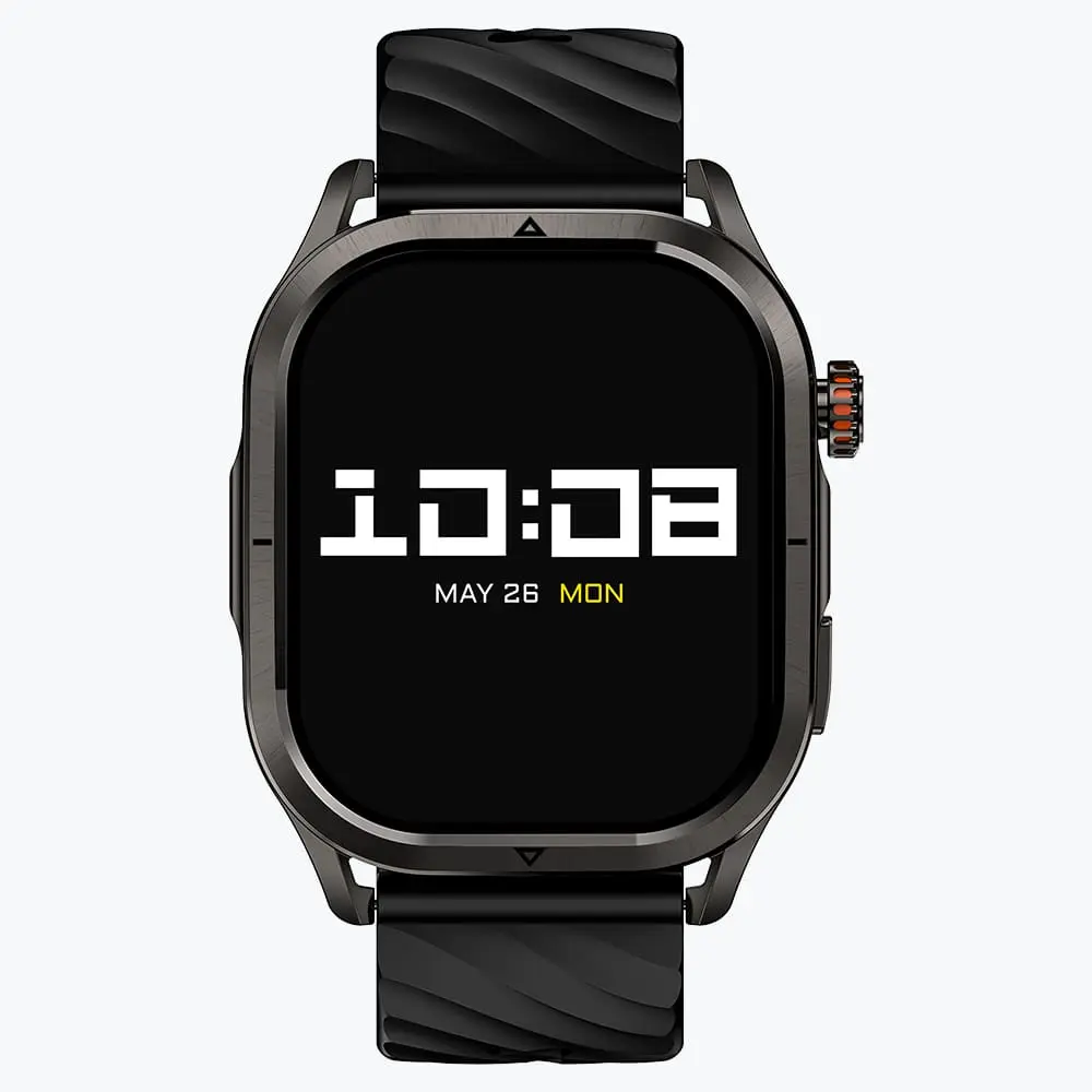 Egy fekete okosóra digitális 10:08 idővel és dátummal.