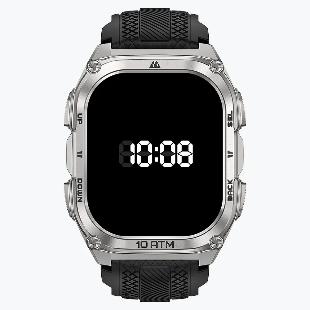 Ezüst okosóra fekete kijelzővel, digitális idővel 10:08.