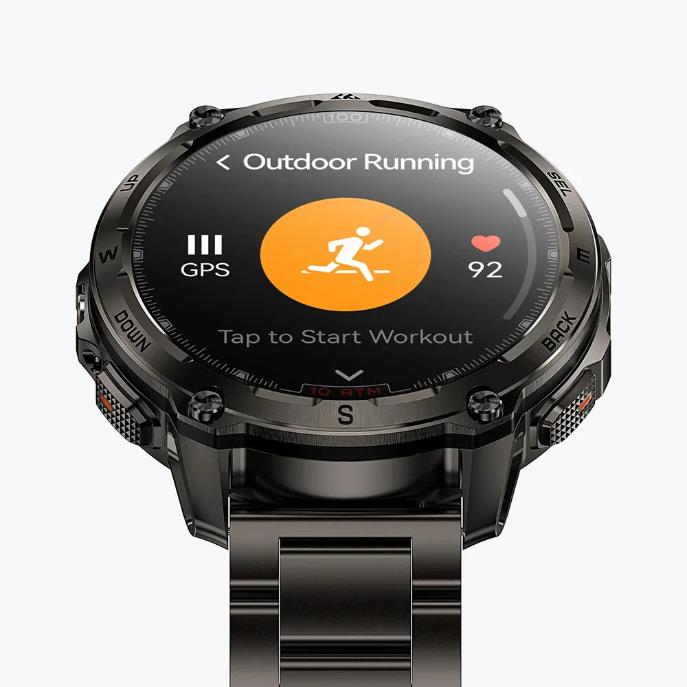 Egy sötét okosóra "Outdoor Running" üzenetet jelenít meg, futó ikonnal, GPS-szel és pulzusszámmal.