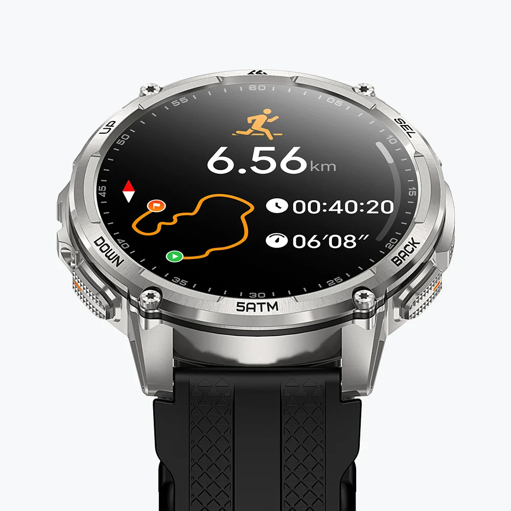 Ezüst okosóra 6,56 km-t, időt és térképet mutat. Fekete szíj.
