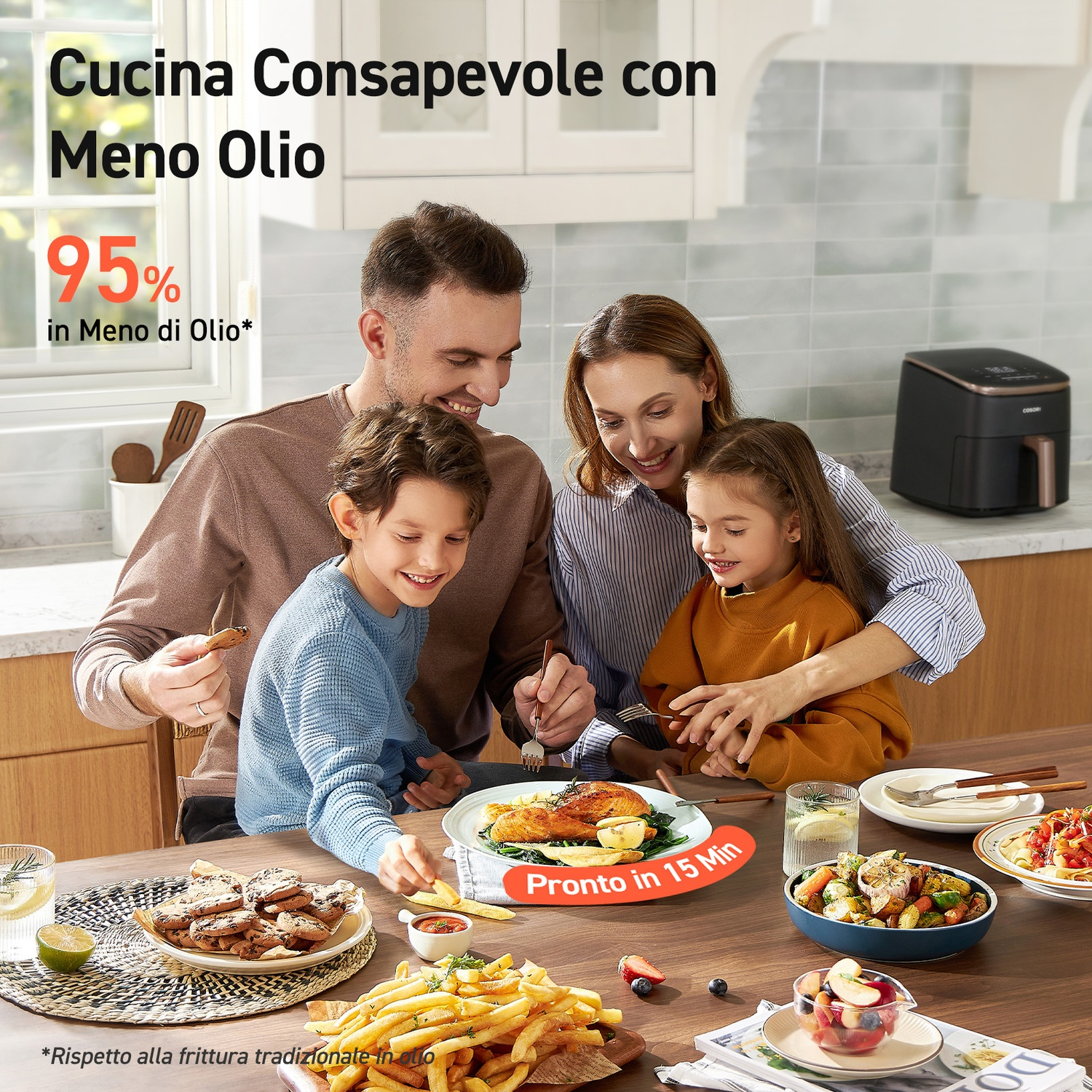 Famiglia mangia a tavola. Patatine, biscotti e frutta in primo piano.