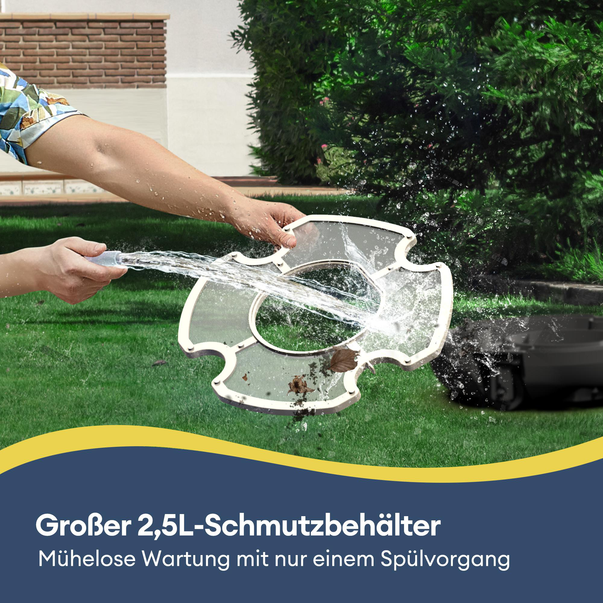Eine Hand spült einen Laubfangkorb mit Wasser auf dem Rasen.