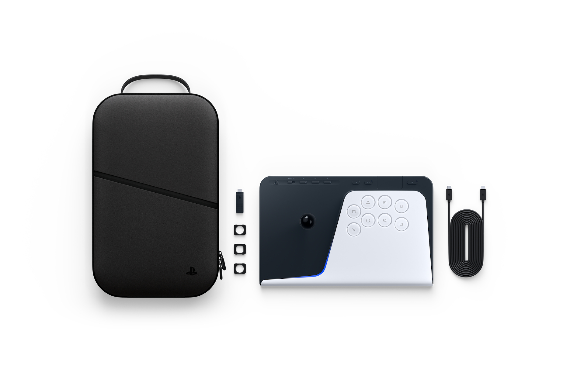 Schwarze Tasche, weiß-dunkelblauer Controller, USB-Stick und Kabel auf weißem Hintergrund.