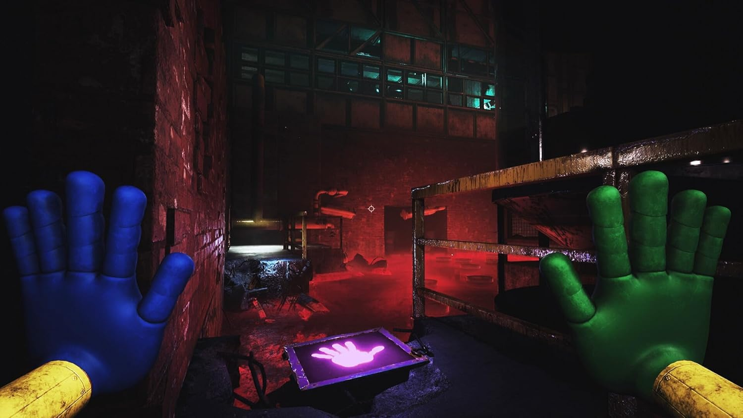 Blaue und grüne Handschuhe in einer dunklen Fabrik mit rotem Nebel.