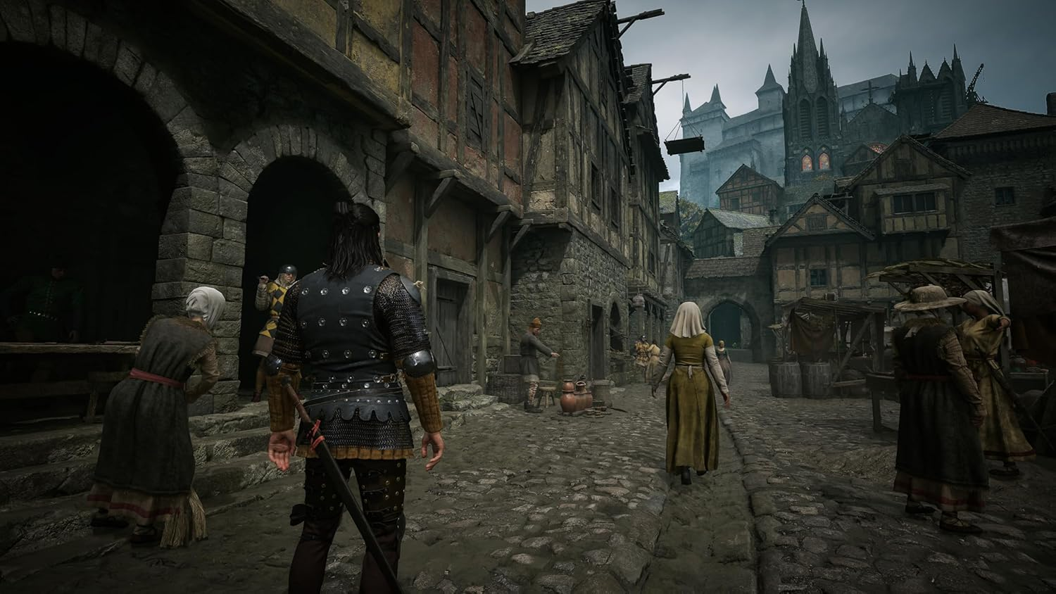 Une rue de ville médiévale avec maisons à colombages, clocher et personnes.