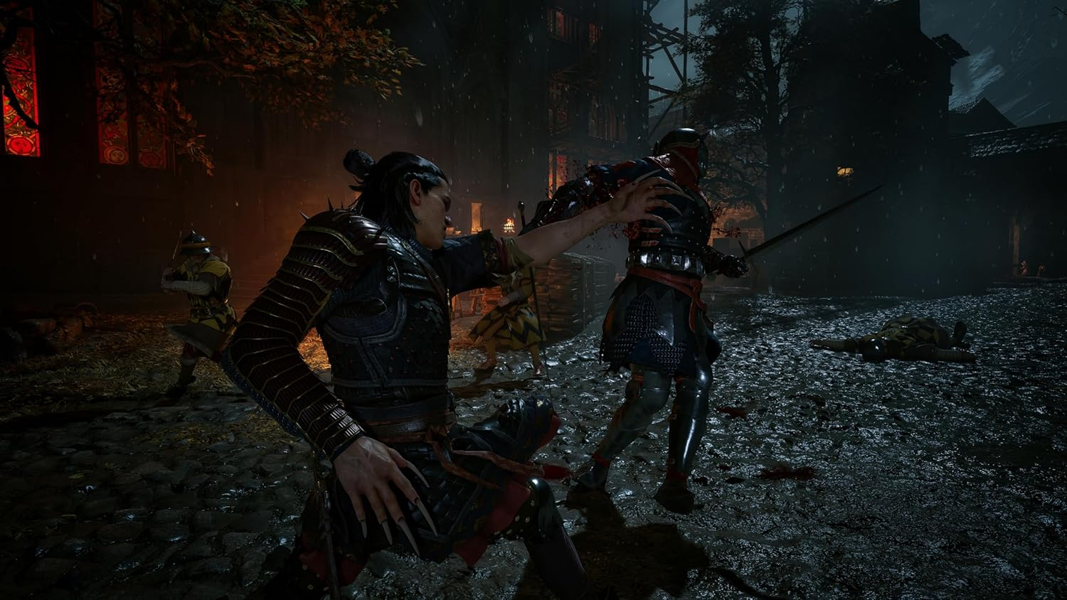 Des combattants en armure se battent sous la pluie dans une cour pavée.