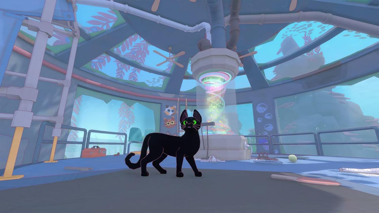 Eine schwarze Katze mit grünen Augen steht in einem Raum mit Unterwasserblick. Bunte Lichter fallen von oben herab.