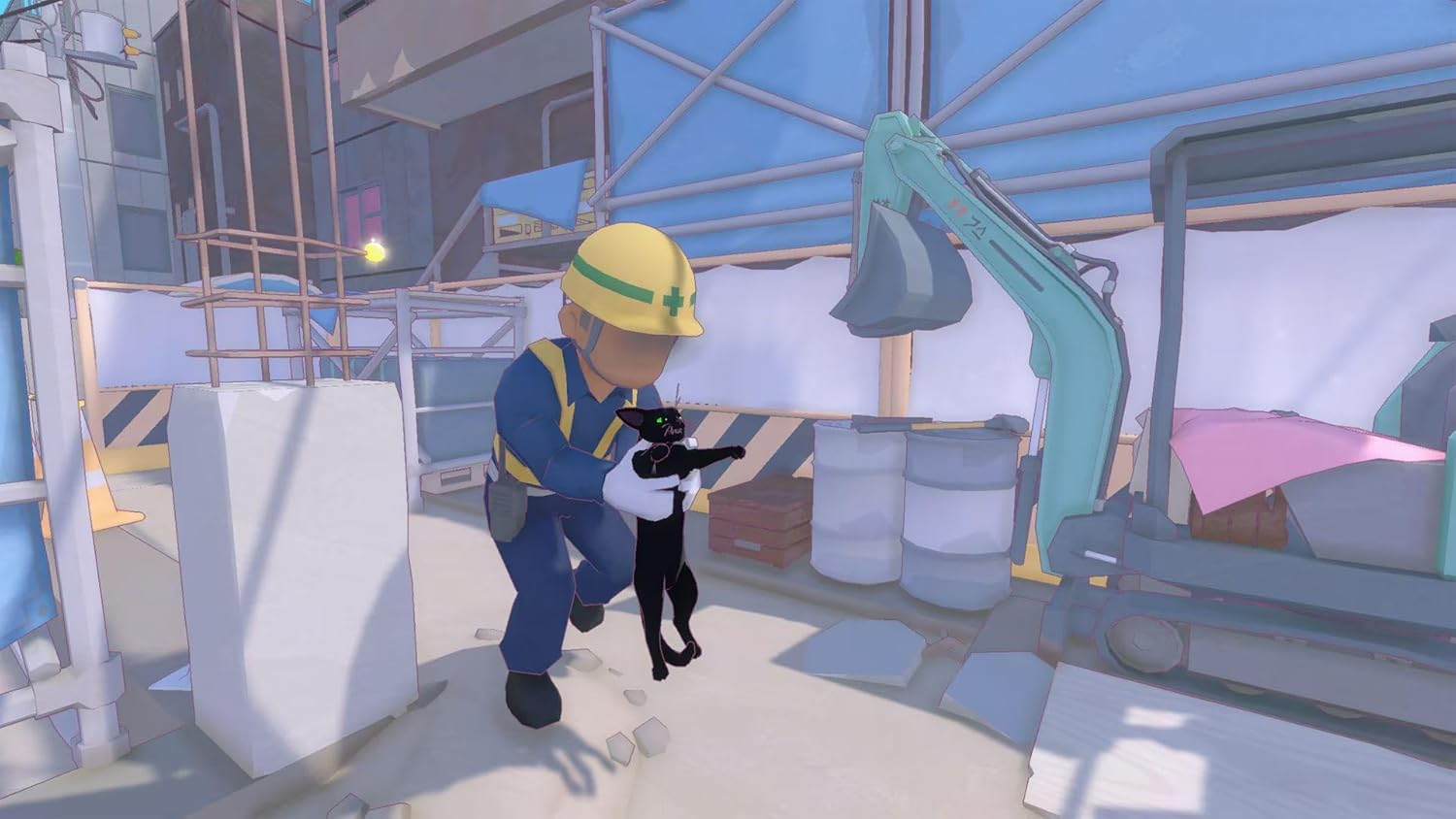 Bauarbeiter in gelbem Helm hält schwarze Katze vor Baggern und Fässern.