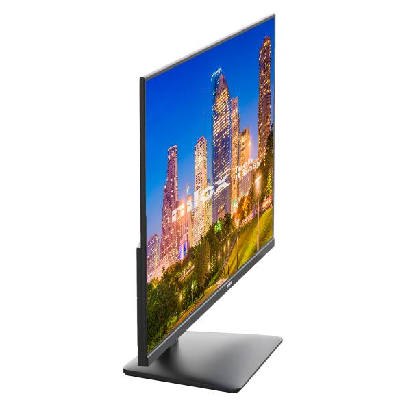 Un monitor muestra una ciudad de noche con luces en las ventanas.