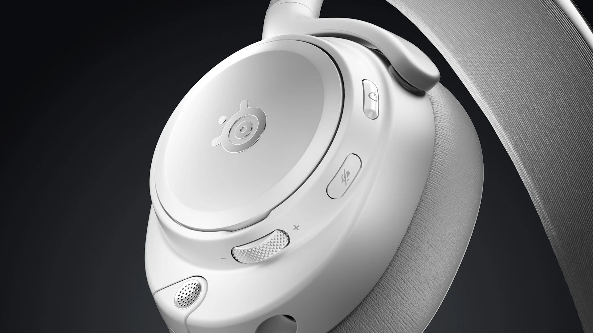 Primer plano de un auricular blanco SteelSeries mostrando dial de volumen y botón de silenciar micro.