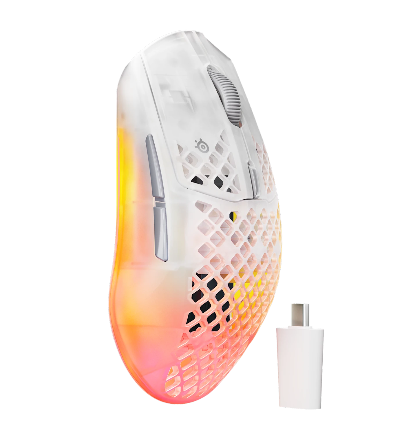 Un ratón gamer blanco de panal con luz de color junto a un adaptador USB-C.